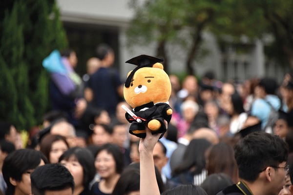   
		Image Source: https://apps.cuhk.edu.hk/cuhk-in-pixels/en/Search/?keyword=graduation#dcZ	 
